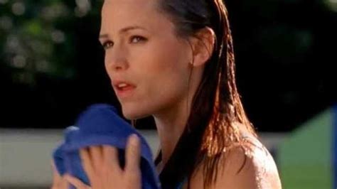 jennifer garner boobs|Jennifer Garner Recreates Sexy Alias Pool Scene 18 Years Later。